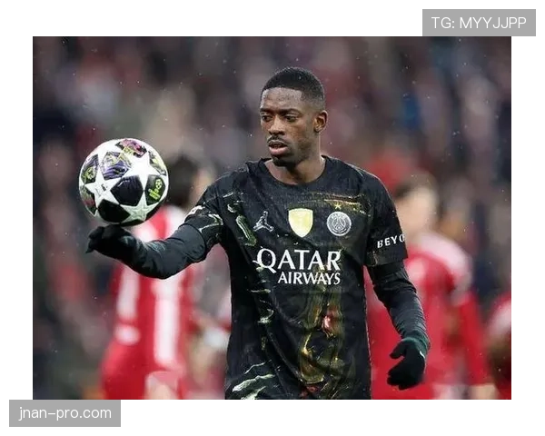 奥斯曼·登贝莱拎着能买房的包去练球，路人以为走错片场