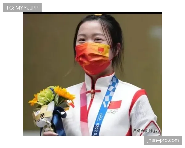 杨倩赛场冷到骨子里，私下逛街像大学生——她的钱包里都装啥